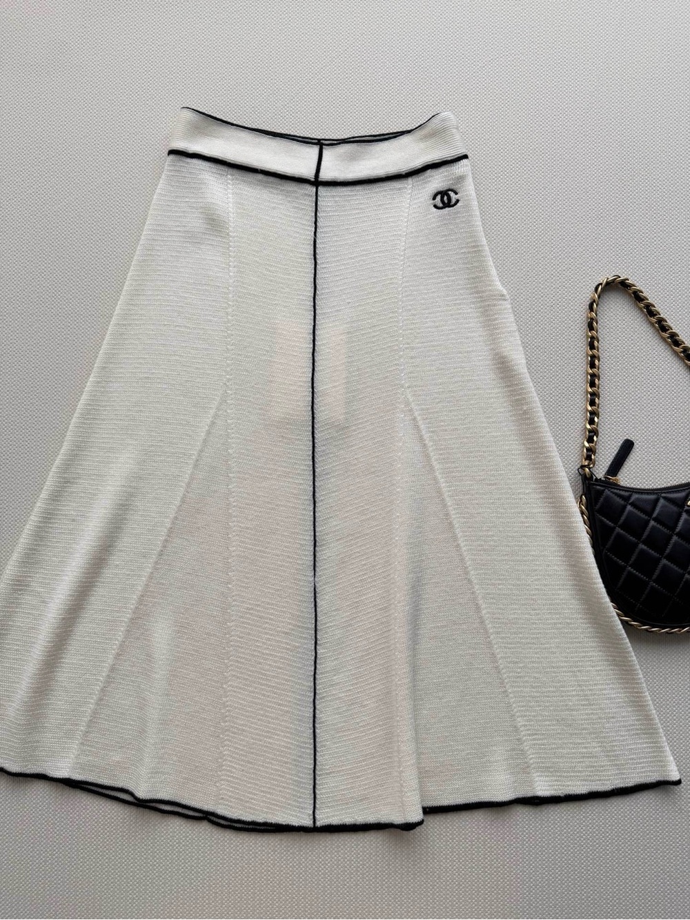 CHANEL Cream Midi Skirt with Black Trim and Logo Accent - Picture 4 of 7